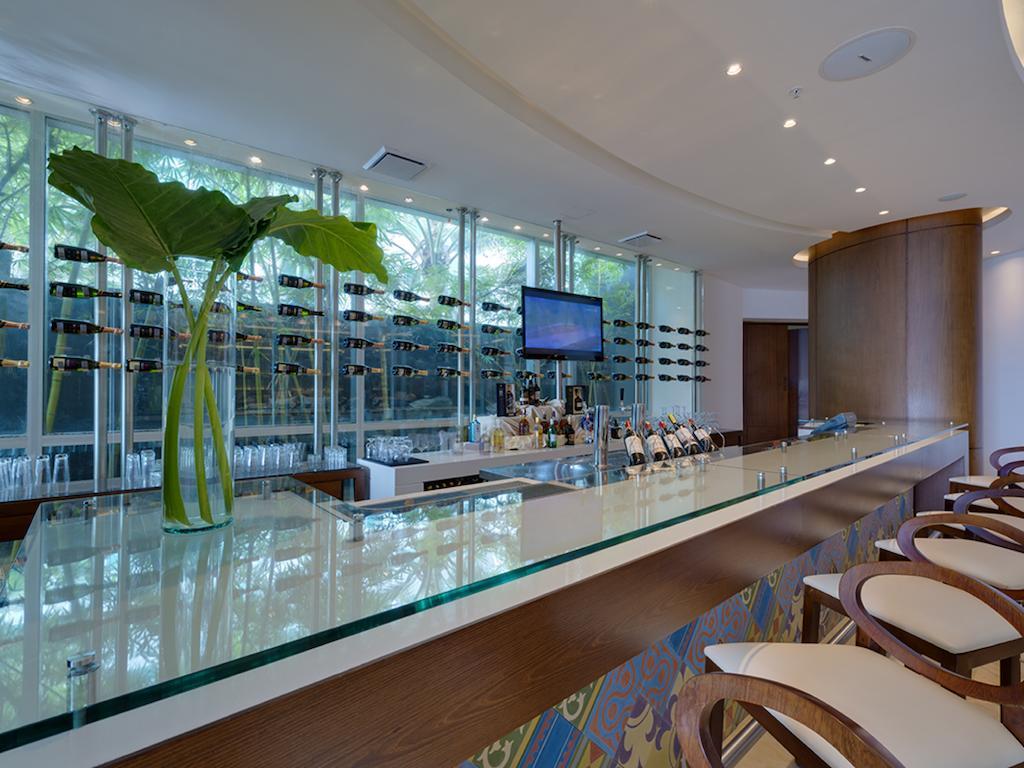 Holiday Inn Cartagena Morros By Ihg Buitenkant foto The bar at the lobby