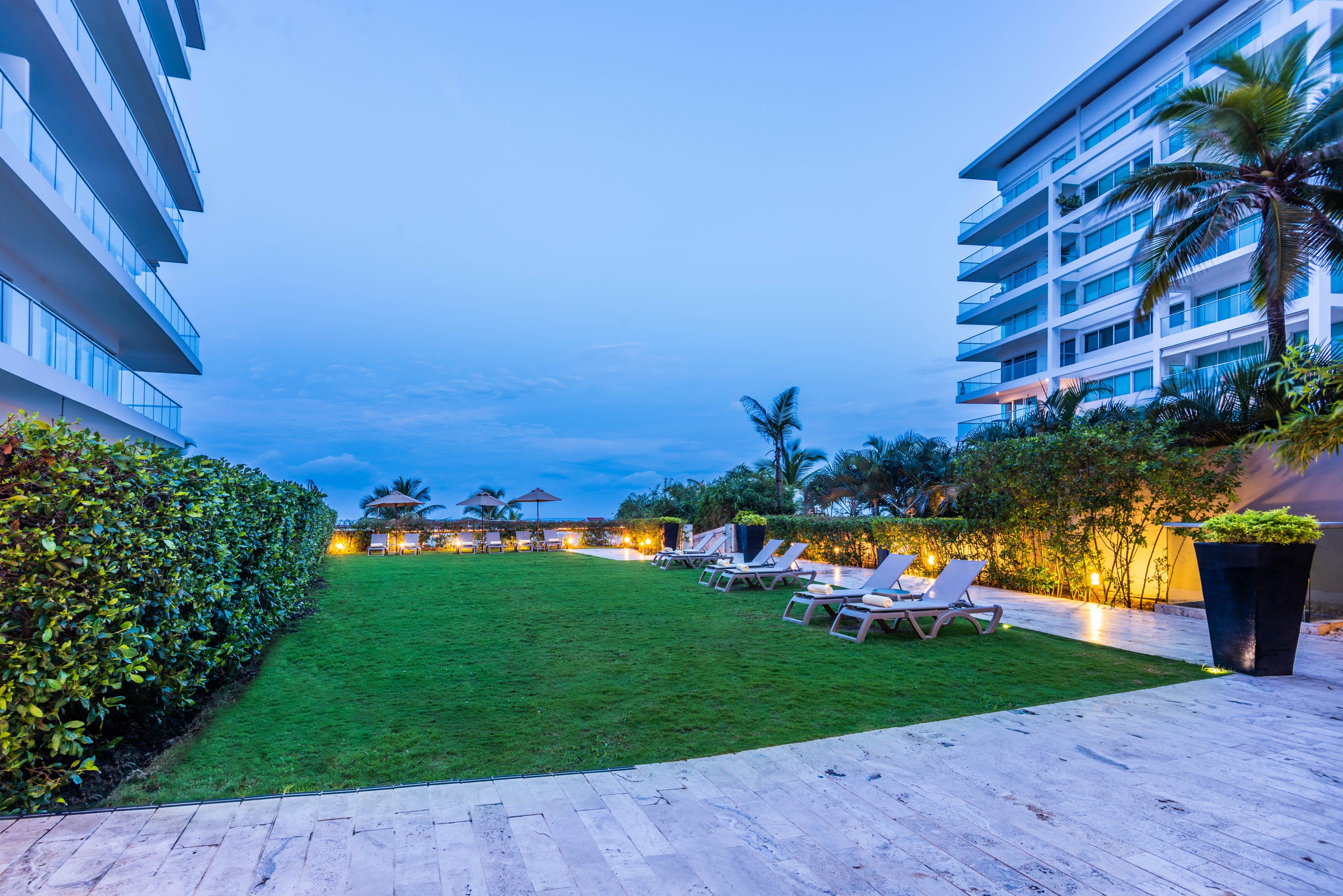 Holiday Inn Cartagena Morros By Ihg Buitenkant foto The lawn at the W South Beach