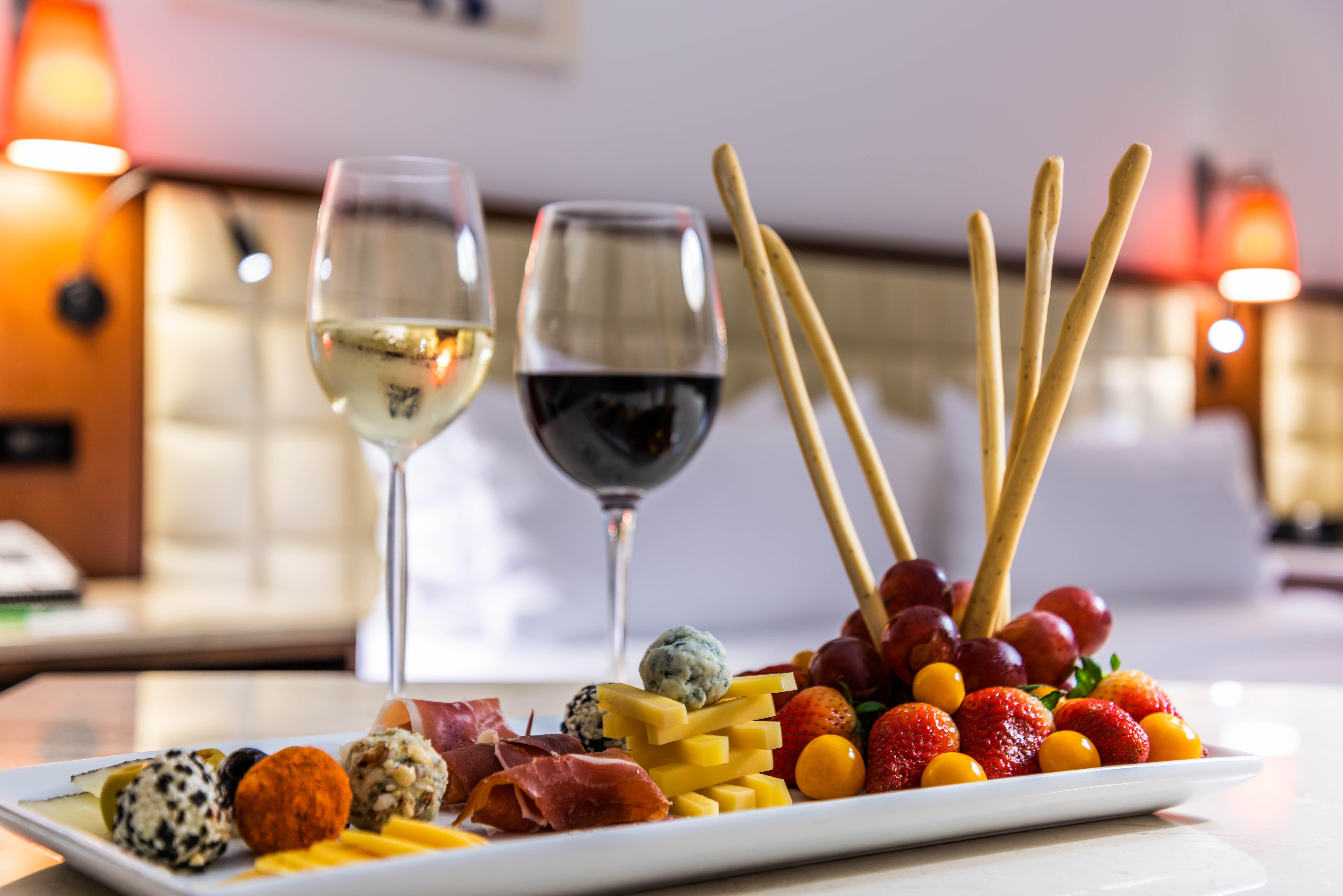 Holiday Inn Cartagena Morros By Ihg Buitenkant foto A cheese platter with wine