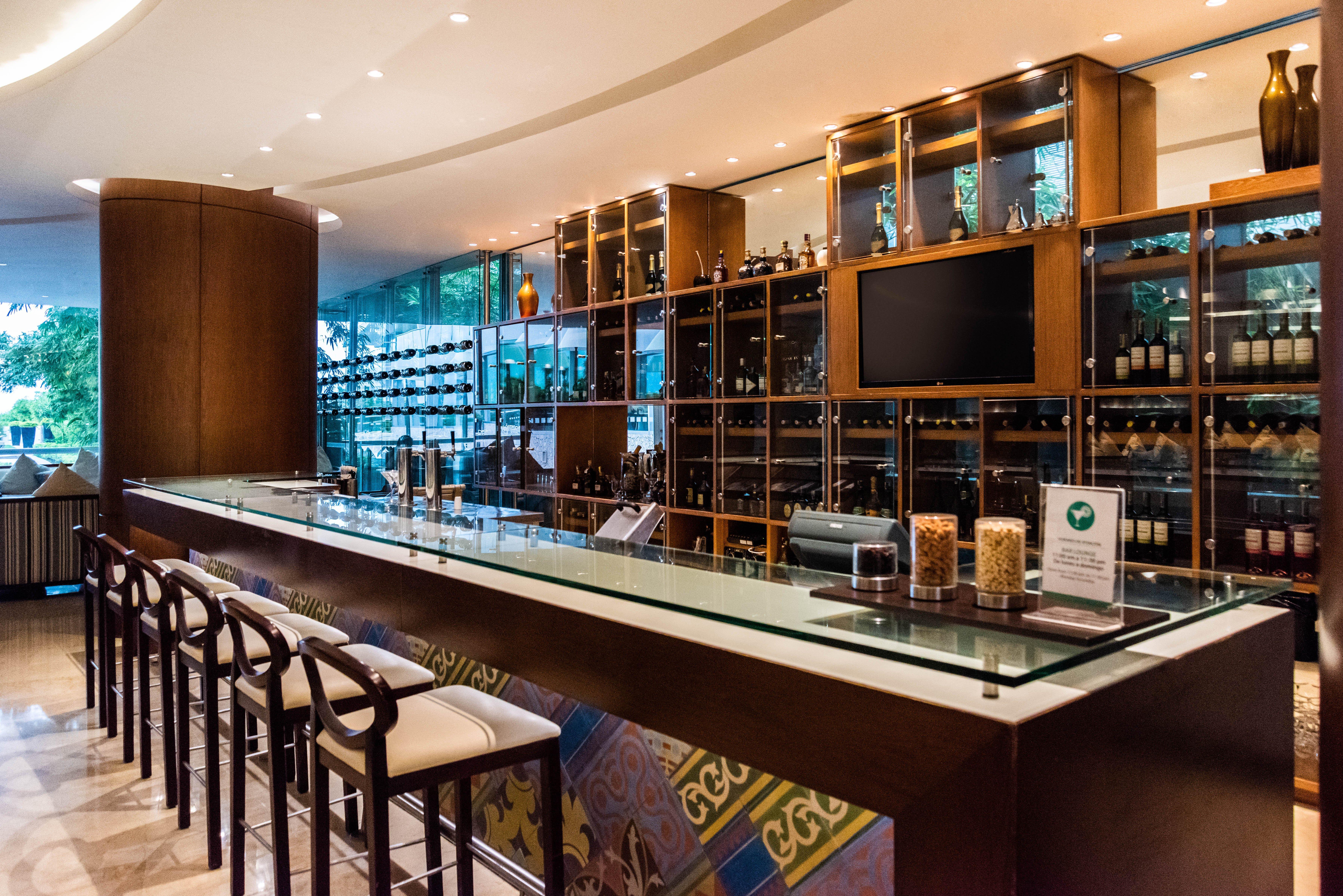 Holiday Inn Cartagena Morros By Ihg Buitenkant foto The bar at the lobby